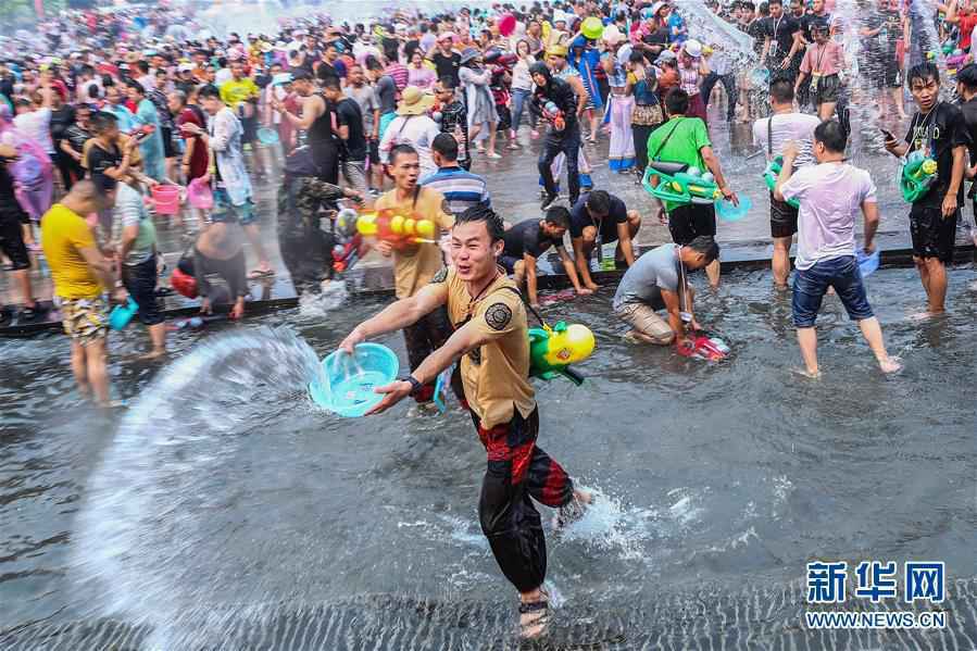 西双版纳：欢度泼水节