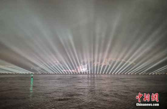 浙江温州上演绚丽夺目的山体灯光秀