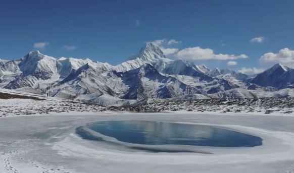  站在4500多米的冷噶措，眺望7556米的贡嘎雪山