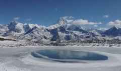  站在4500多米的冷噶措，眺望7556米的贡嘎雪山