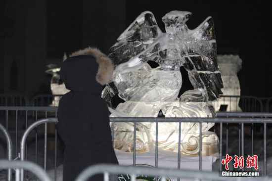 加拿大万锦市展出哈尔滨冰雕作品