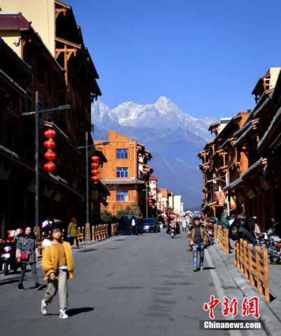 千余游客四川海螺沟赏冰雪美景