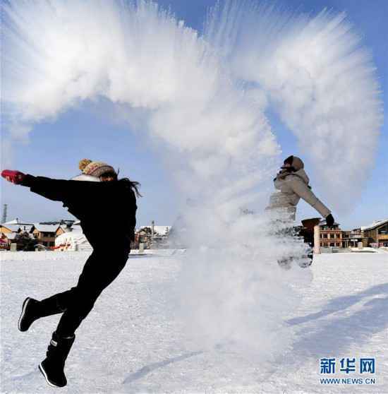 （社会）（3）漠河北极村：游客畅玩“泼水成冰”