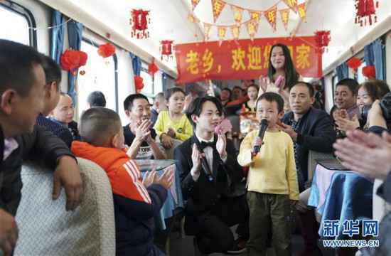 （关注春运）（2）列车上的欢乐“春节联欢会”