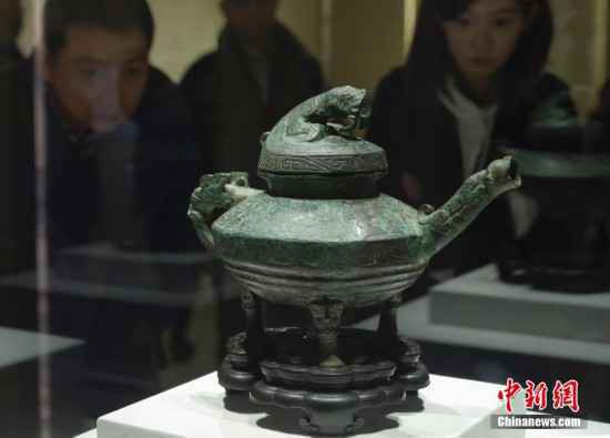 回流文物“虎鎣”在国博与公众见面