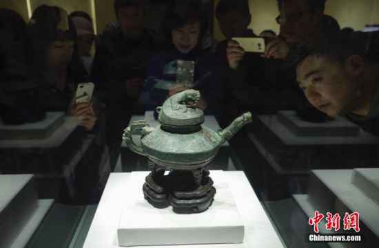 回流文物“虎鎣”在国博与公众见面