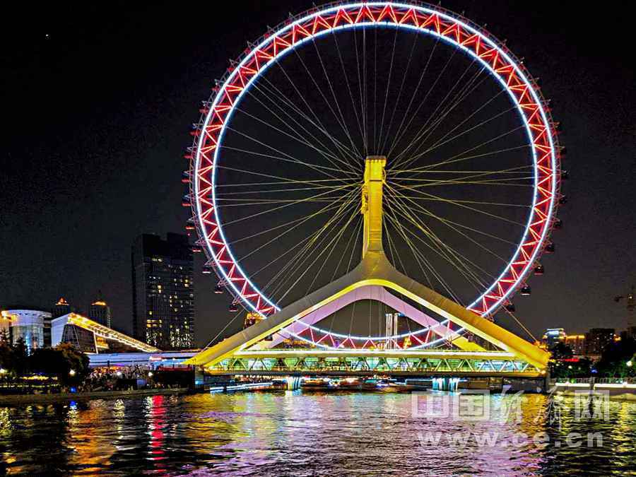 夜色流淌 游海河观天津之眼
