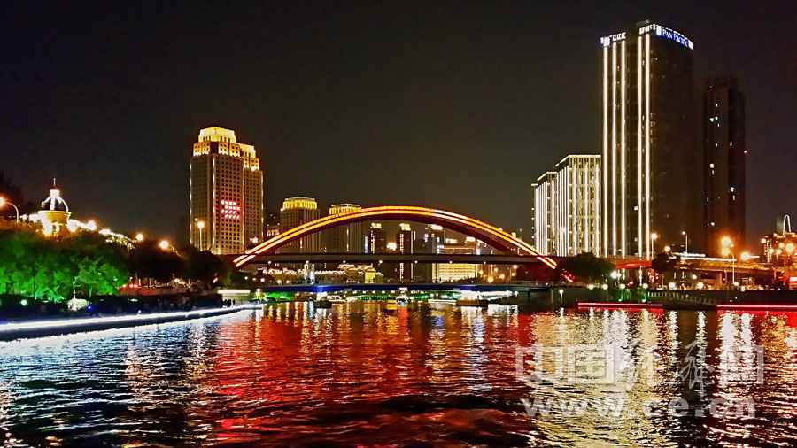 夜色流淌 游海河观天津之眼