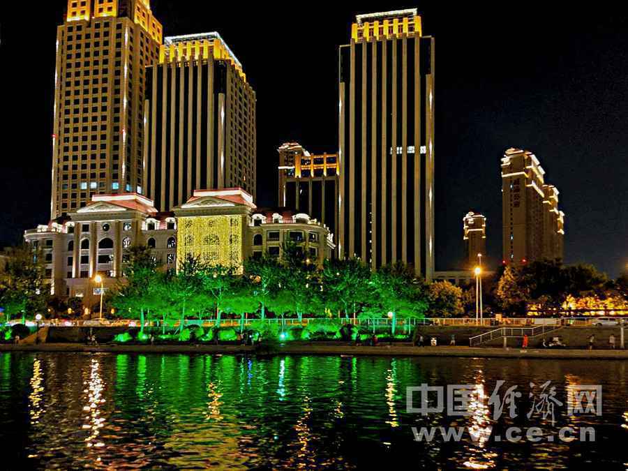 夜色流淌 游海河观天津之眼