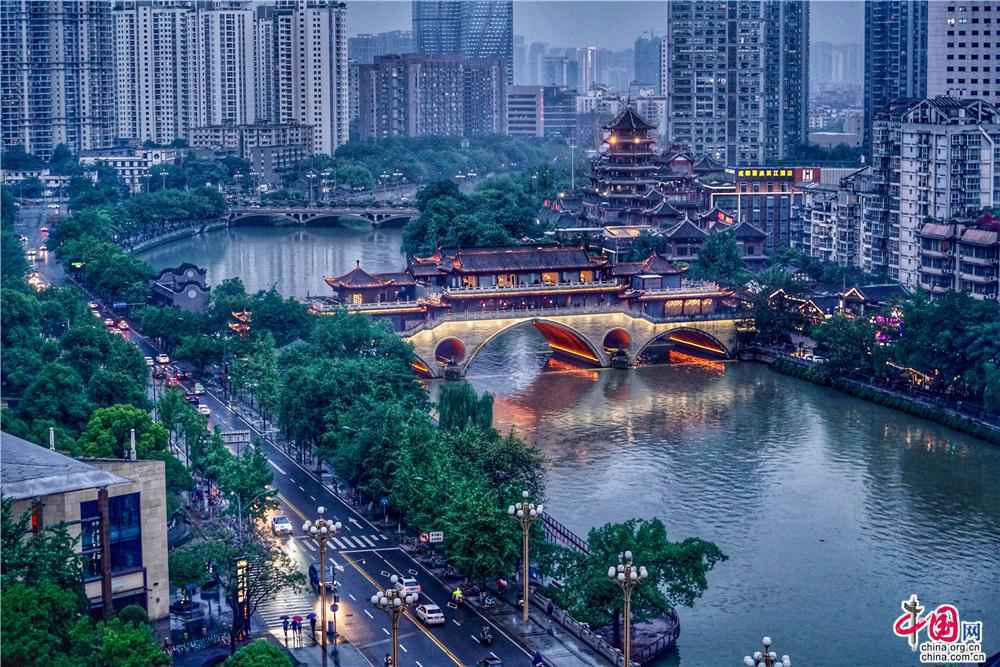 一个雨夜，沉醉在成都安顺廊桥的夜色里
