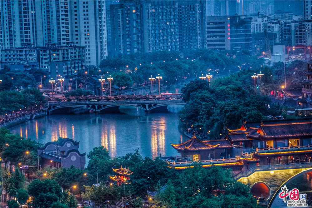 一个雨夜，沉醉在成都安顺廊桥的夜色里