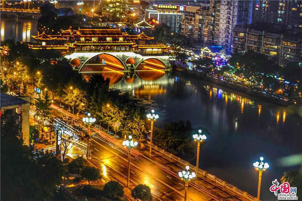 一个雨夜，沉醉在成都安顺廊桥的夜色里