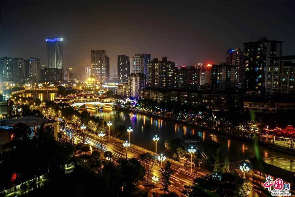 一个雨夜，沉醉在成都安顺廊桥的夜色里