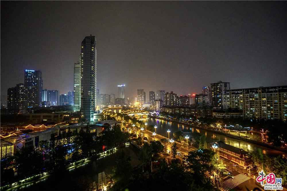 一个雨夜，沉醉在成都安顺廊桥的夜色里