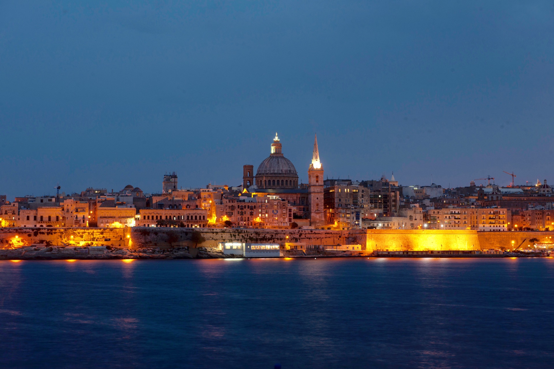 从罗马帝国到马耳他骑士团,古城满眼尽现代。