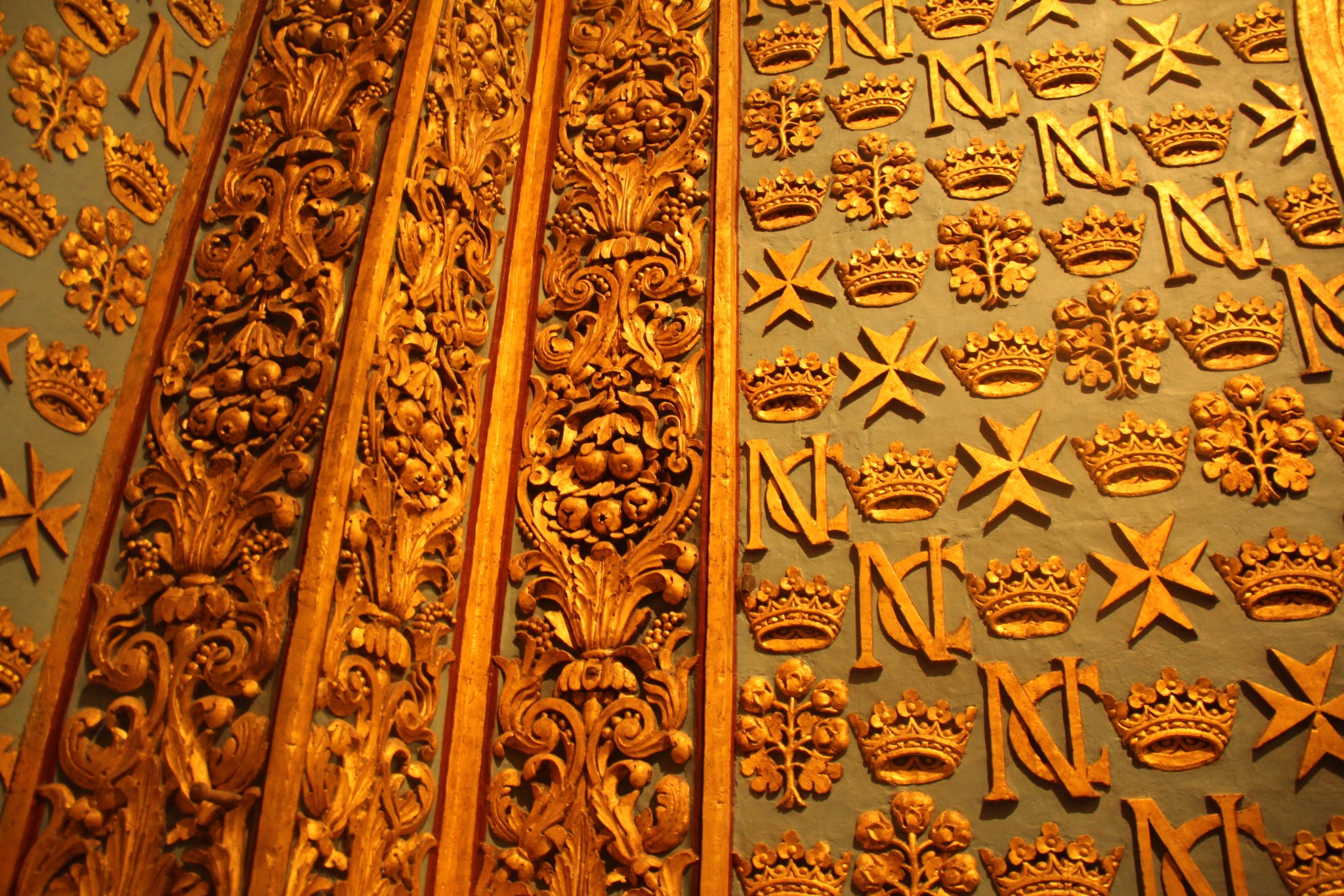 穿梭在古城墙间的壁虎和肆虐于阳光下的仙人掌