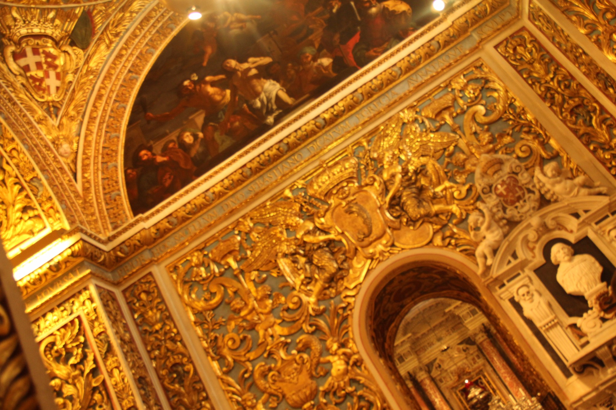 穿梭在古城墙间的壁虎和肆虐于阳光下的仙人掌