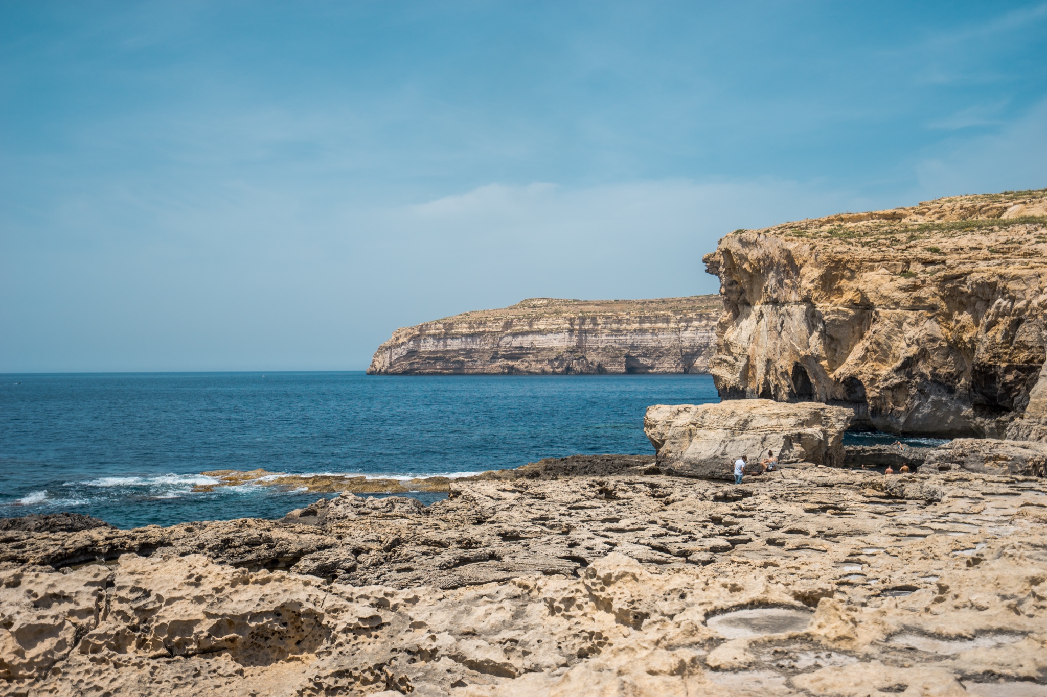 夏日的地中海，阳光灿烂，尽情地享受着蓝色和