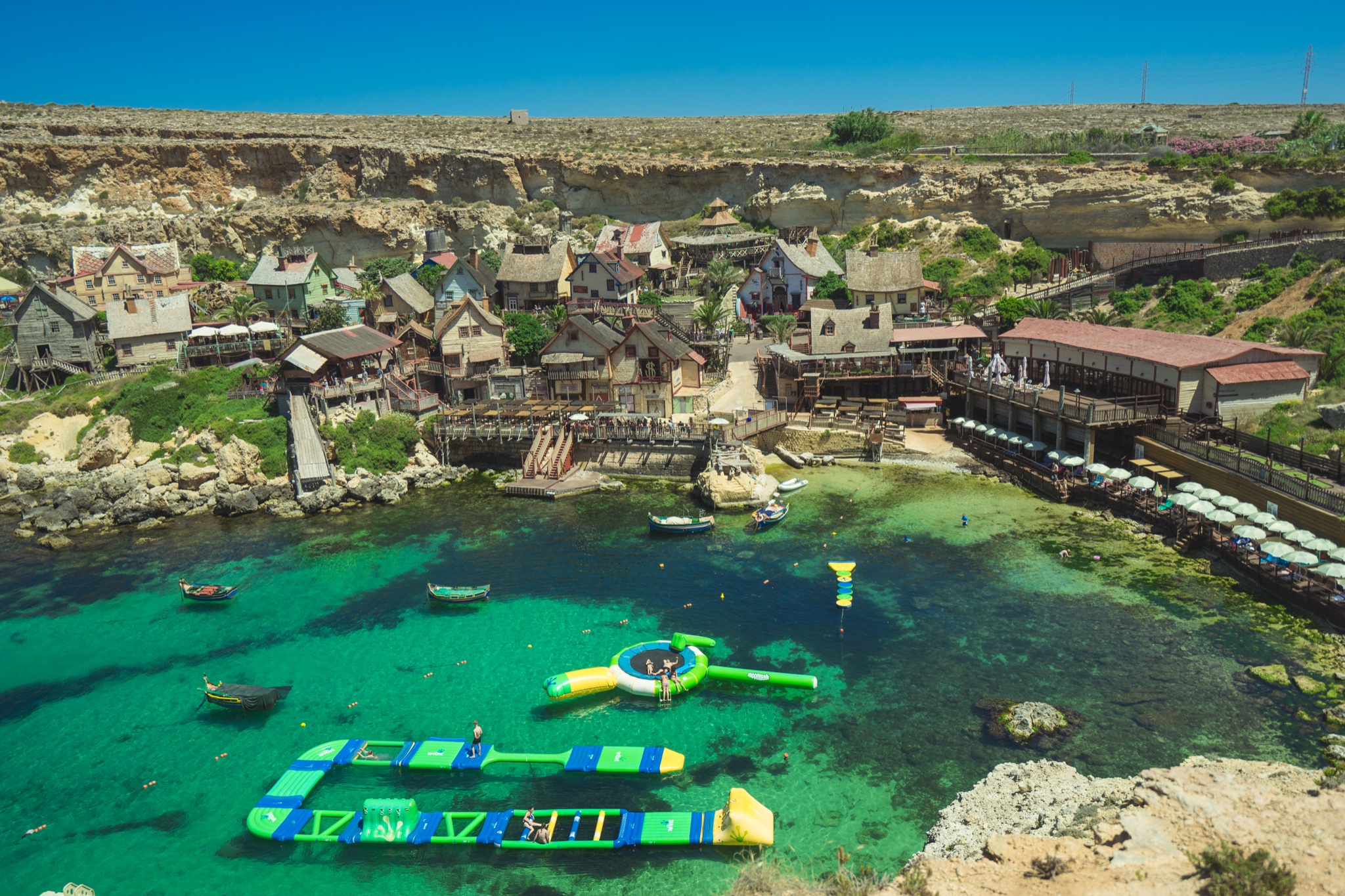 夏日的地中海，阳光灿烂，尽情地享受着蓝色和