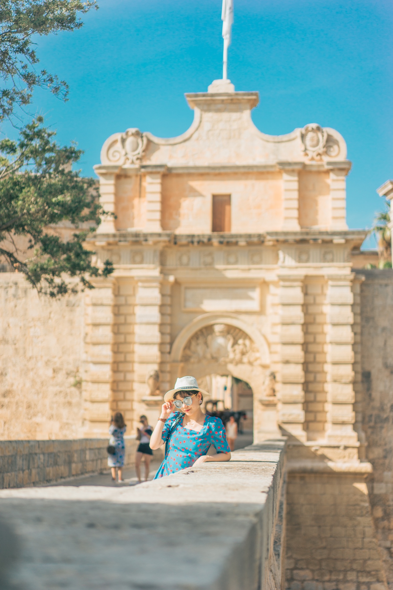 夏日的地中海，阳光灿烂，尽情地享受着蓝色和