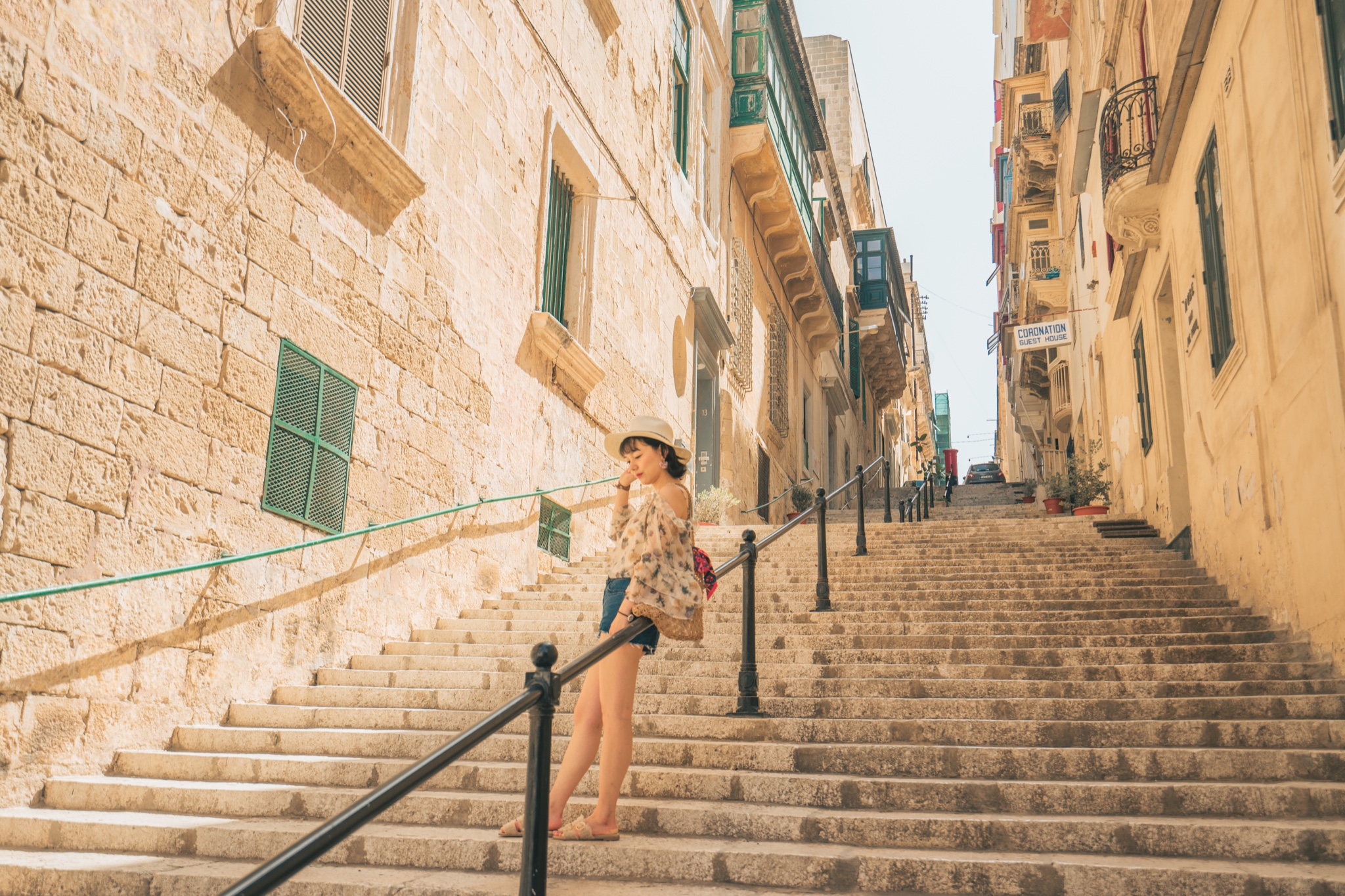 夏日的地中海,阳光灿烂,尽情地享受着蓝色和